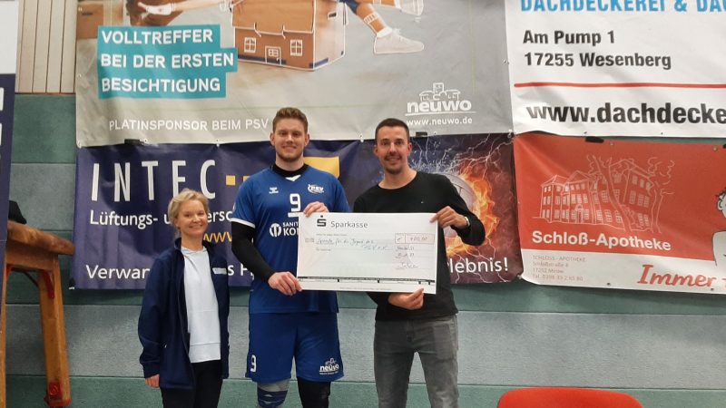 Spendenscheck für PSV Neutsrelitz von Intec Versorgungstechnik für die Jugendarbeit des Vereins